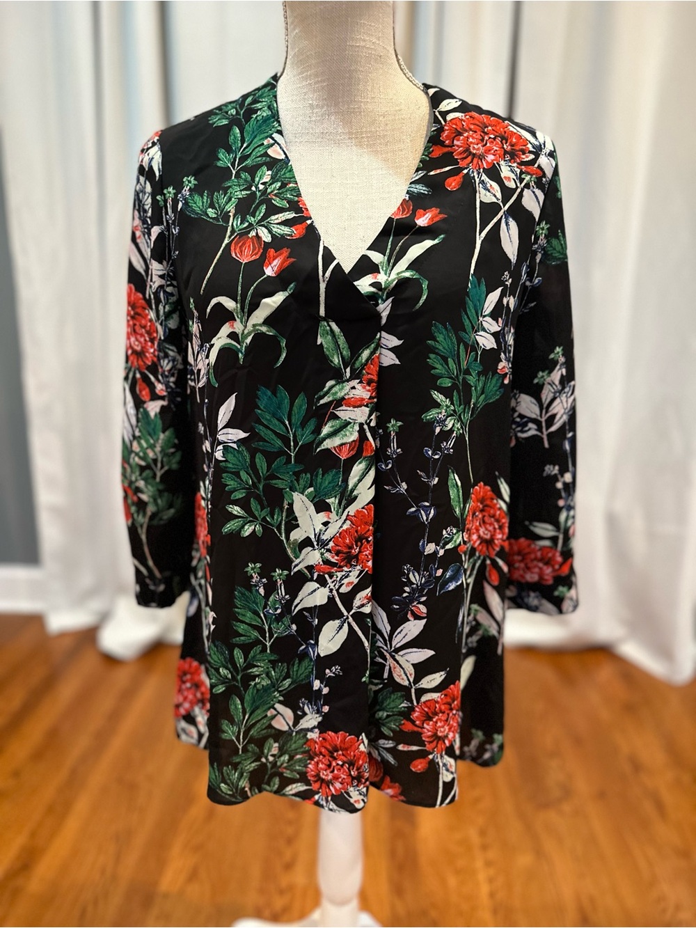 Rose & Olive black floral blouse women’s size medium EUC
